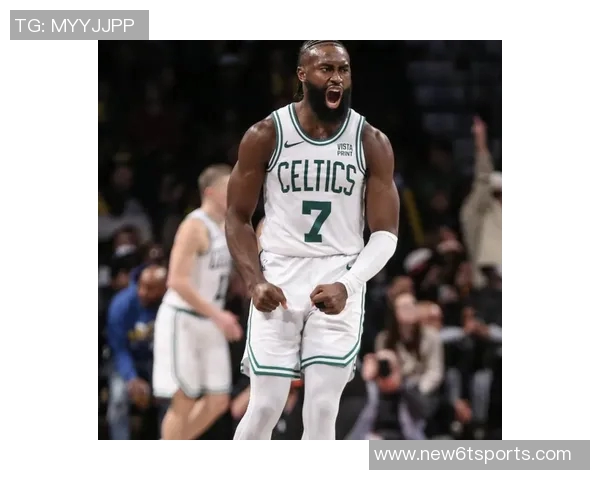 杰伦布朗轻松发挥9投5中贡献15分7篮板4助攻展现全能实力